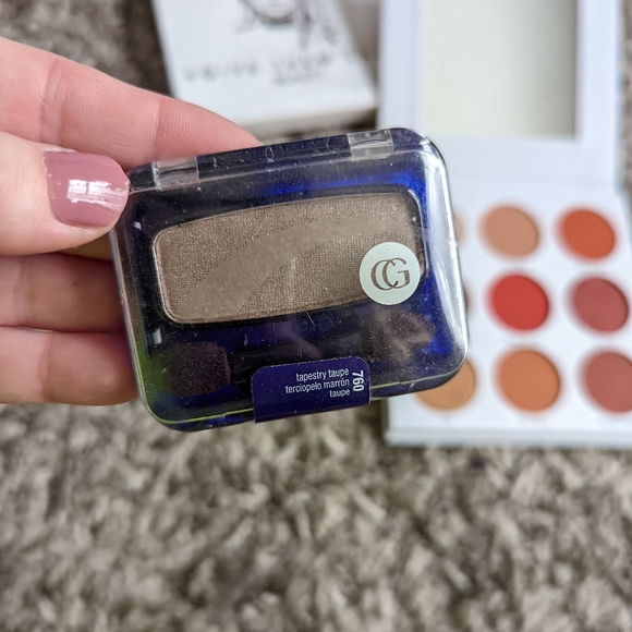 Beauty Makeup Bundle - Picture 7 of 9